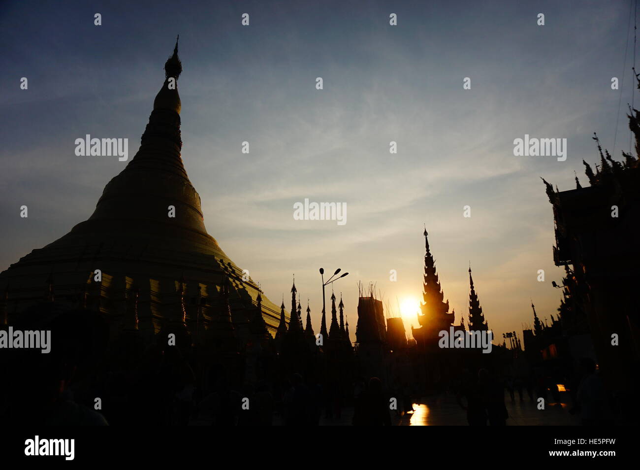 Coucher de soleil sur la pagode Shwedagon Banque D'Images
