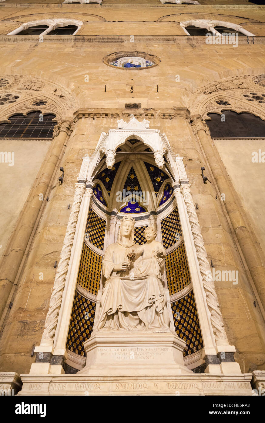 Voyage d'Italie - Façade de l'église Orsanmichele médiévale avec statue (Vierge de la Rose par le sculpteur Pietro di Giovanni Tedesco) dans la ville de Florence dans Banque D'Images