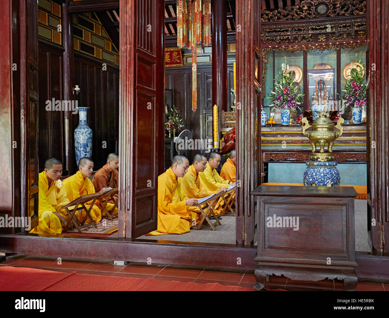 Des moines bouddhistes à la prière du matin. La pagode de Thien Mu, Hue, Vietnam. Banque D'Images