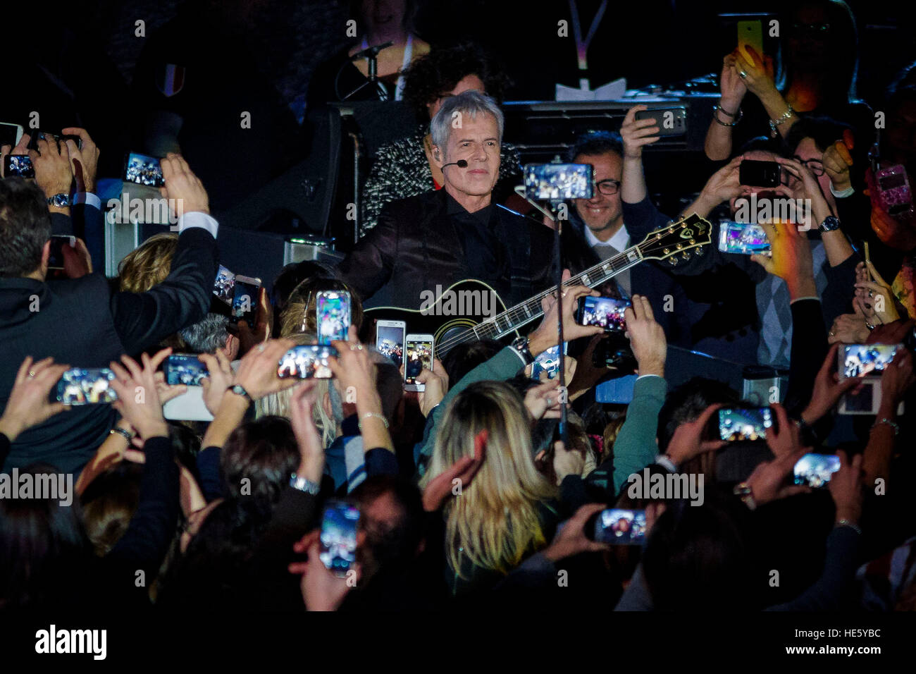 Cité du Vatican, Vatican. 17 Décembre, 2016. Le chanteur italien Claudio Baglioni a organisé un concert de charité, dans la Salle Paul VI, à l'occasion du bicentenaire de la Gendarmerie, le Corps corps distingué qui offre une surveillance constante sur la Cité du Vatican, au Vatican. © Giuseppe Ciccia/Alamy Live News Banque D'Images