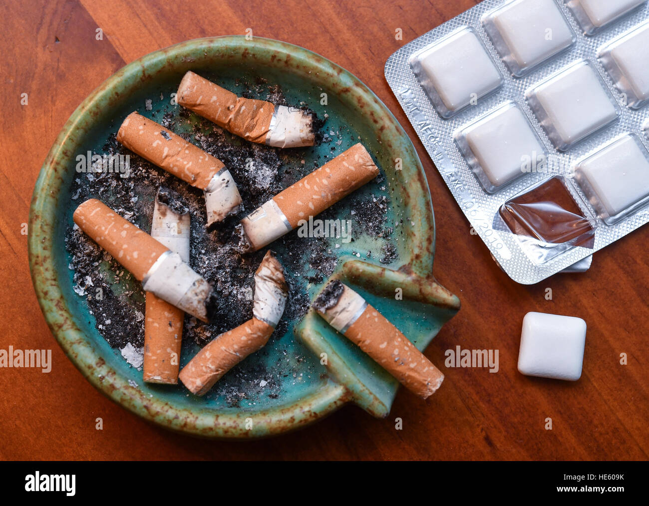 Sieversdorf, Allemagne. Le 15 décembre, 2016. ILLUSTRATION - un cendrier de mégots et la gomme de nicotine peut être vu sur une table à Sieversdorf, Allemagne, 15 décembre 2016. Un des plus commune résolution du nouvel an est d'arrêter de fumer. De plus en plus de gens tentent de sortir de la dépendance. Mais comme même la gomme à la nicotine ne sont pas de solution parfaite. Photo : Patrick Pleul/dpa-Zentralbild/dpa/Alamy Live News Banque D'Images