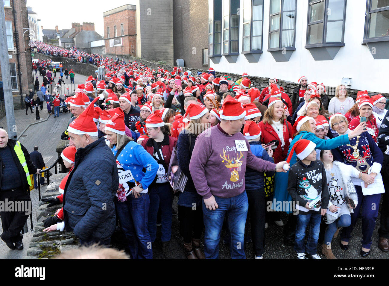 Londonderry, en Irlande du Nord. Au 18 décembre 2016. Les cavaliers de Noël Record du monde. Des milliers de personnes se rassemblent à Londonderry dans une tentative de briser le record mondial Guinness du plus grand nombre de personnes dans un lieu portant des cavaliers de Noël. L'événement était organisé par l'Hospice Foyle. Le record précédent de 3 473 est fixé dans le Kansas, USA en 2015. ©George Sweeney / Alamy Live News Banque D'Images