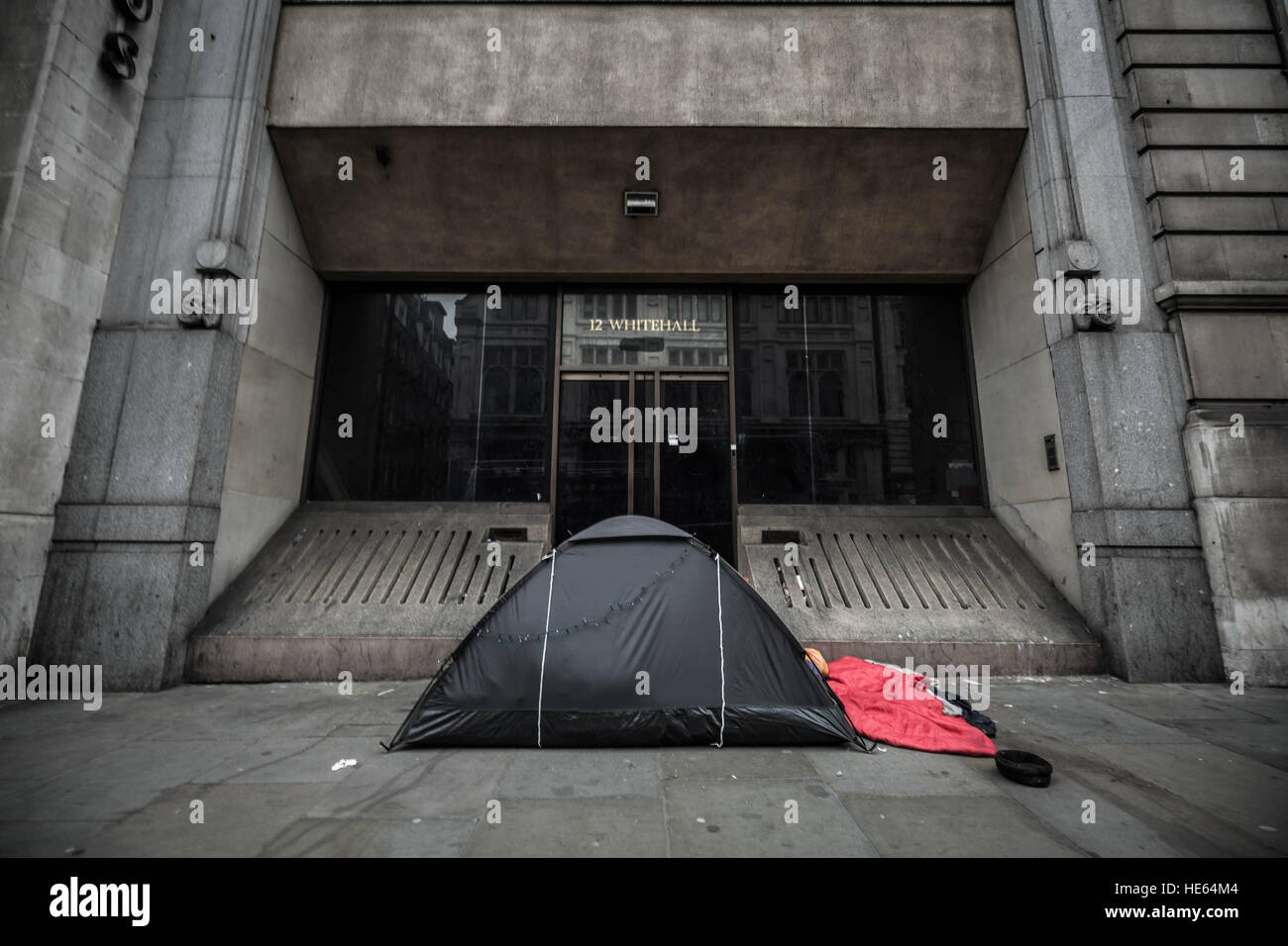 Londres, Royaume-Uni. Au 18 décembre 2016. Un rough sleeper's tente vu pendant la journée sur la route Londres Whitehall. © Guy Josse/Alamy Live News Banque D'Images