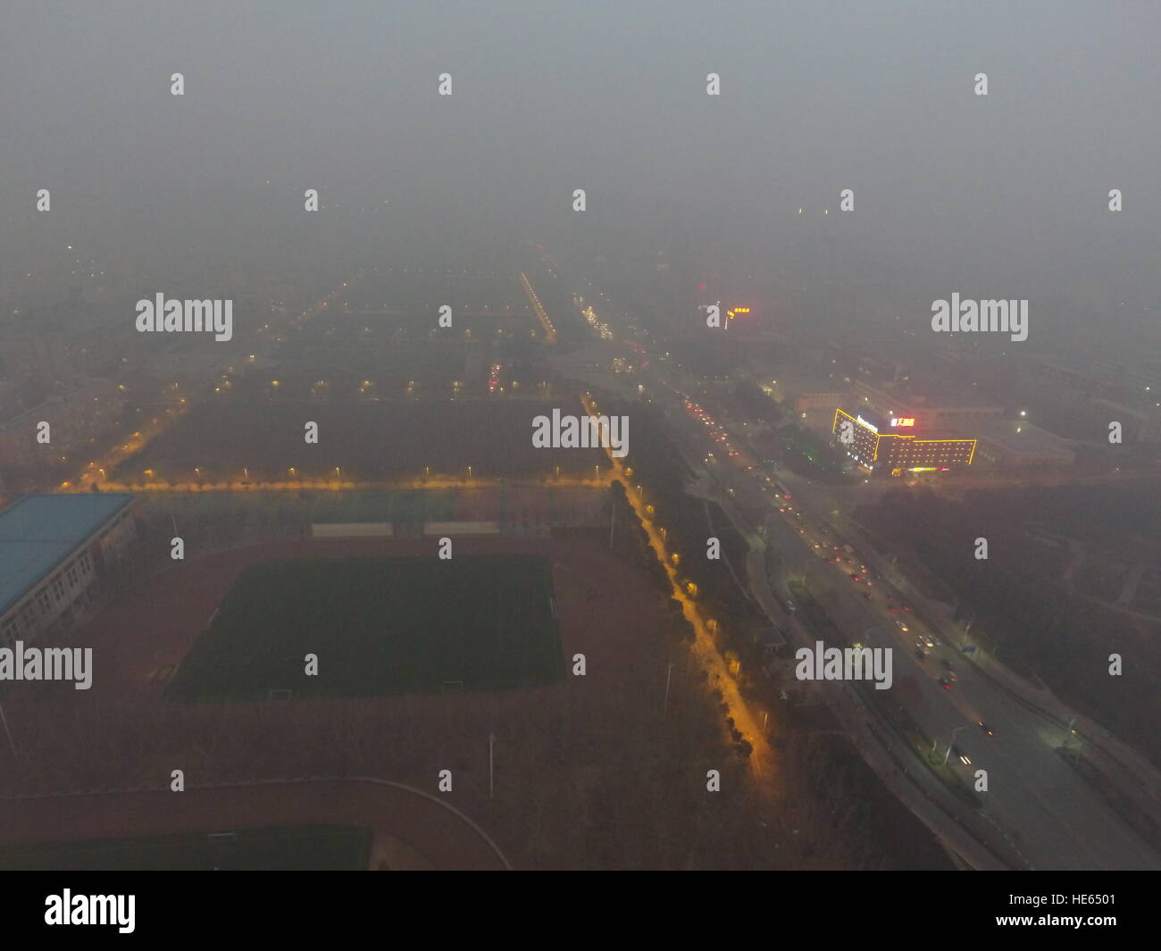 Zhengzh Zhengzh, Chine. Dec 18, 2016. Zhengzhou, Chine 18 décembre 2016 : (usage éditorial uniquement. Chine OUT) .Le smog lourds suaires Zhengzhou, capitale de la province du Henan en Chine centrale, Décembre 18, 2016. Le pire pollution de l'air jusqu'à présent cet hiver commencent à s'installer dans les régions du nord de la Chine, Henan, Shandong, Shanxi, Hebei, Tianjin et Pékin le 16 décembre et devrait durer plus de cinq jours. L'alerte rouge pour la pollution atmosphérique a été émis et les mesures d'urgence ont été prises pour lutter contre le smog. © SIPA Asie/ZUMA/Alamy Fil Live News Banque D'Images