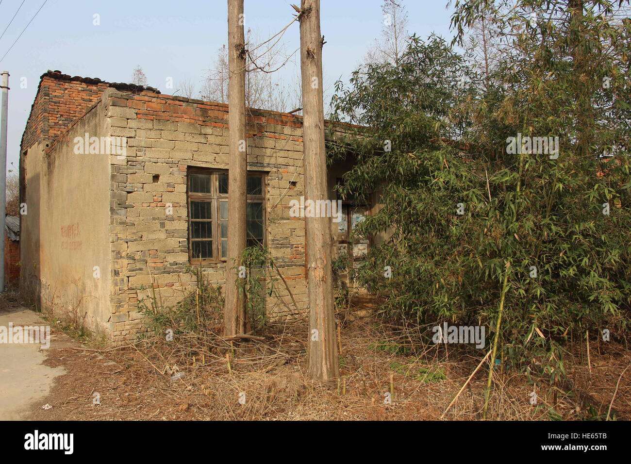 Xiaogan, Xiaogan, Chine. Dec 18, 2016. Xiaogan, Chine 18 décembre 2016 : (usage éditorial uniquement. Chine OUT) .Sangang Village, du village abandonné, dans le comté de Xiaogan Chateau Changyu Resort, le centre de la Chine, Province de Hubei, Décembre 18, 2016. Il y a eu plus de 200 villageois dans le village dans le temps passé, mais de nos jours, presque personne ne peut être vu dans le village parce que la plupart des villageois avaient déjà passé à d'autres endroits. © SIPA Asie/ZUMA/Alamy Fil Live News Banque D'Images