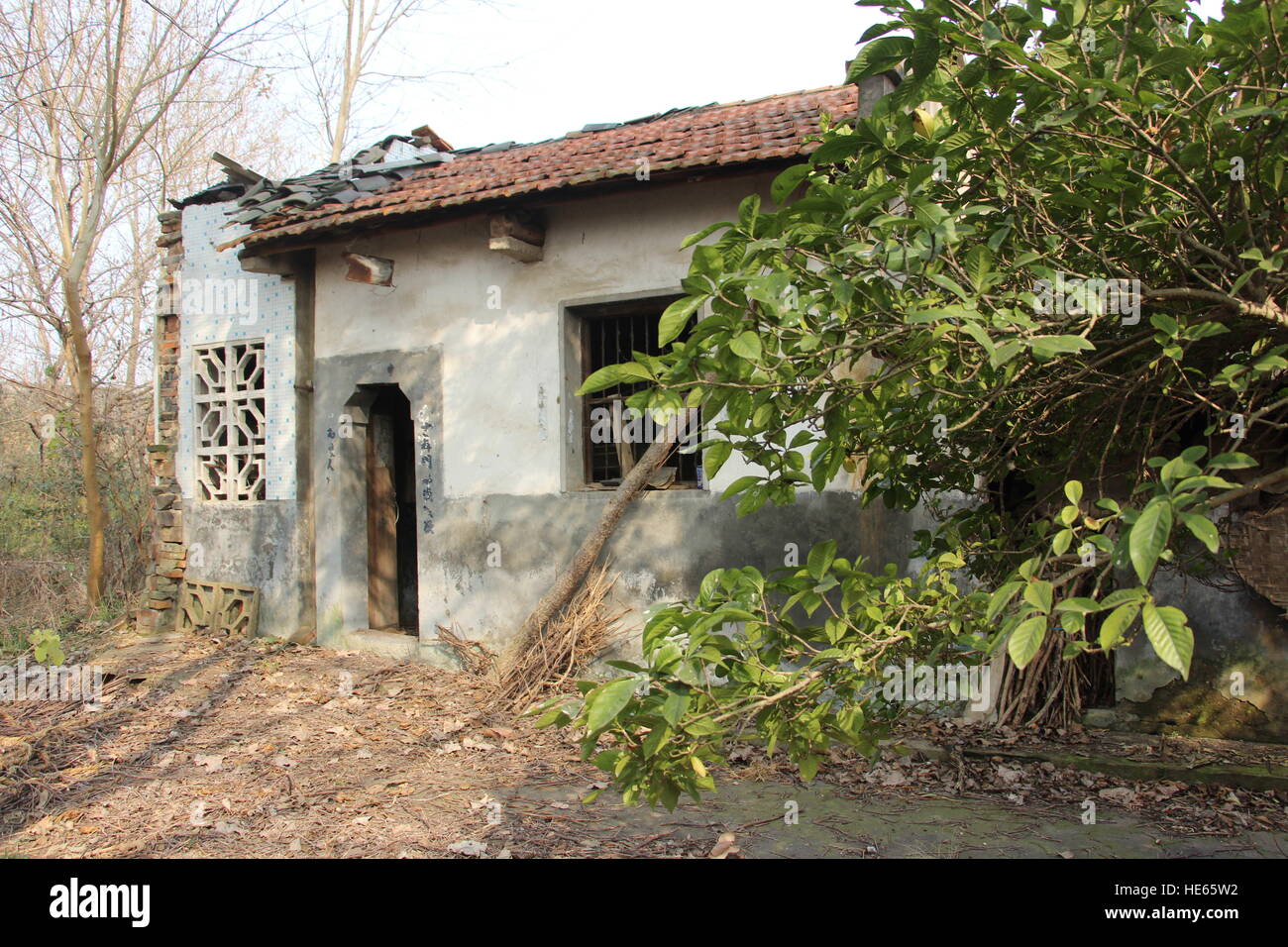 Xiaogan, Xiaogan, Chine. Dec 18, 2016. Xiaogan, Chine 18 décembre 2016 : (usage éditorial uniquement. Chine OUT) .Sangang Village, du village abandonné, dans le comté de Xiaogan Chateau Changyu Resort, le centre de la Chine, Province de Hubei, Décembre 18, 2016. Il y a eu plus de 200 villageois dans le village dans le temps passé, mais de nos jours, presque personne ne peut être vu dans le village parce que la plupart des villageois avaient déjà passé à d'autres endroits. © SIPA Asie/ZUMA/Alamy Fil Live News Banque D'Images