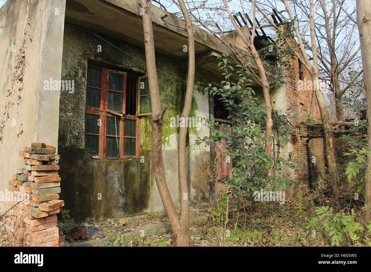 Xiaogan, Xiaogan, Chine. Dec 18, 2016. Xiaogan, Chine 18 décembre 2016 : (usage éditorial uniquement. Chine OUT) .Sangang Village, du village abandonné, dans le comté de Xiaogan Chateau Changyu Resort, le centre de la Chine, Province de Hubei, Décembre 18, 2016. Il y a eu plus de 200 villageois dans le village dans le temps passé, mais de nos jours, presque personne ne peut être vu dans le village parce que la plupart des villageois avaient déjà passé à d'autres endroits. © SIPA Asie/ZUMA/Alamy Fil Live News Banque D'Images