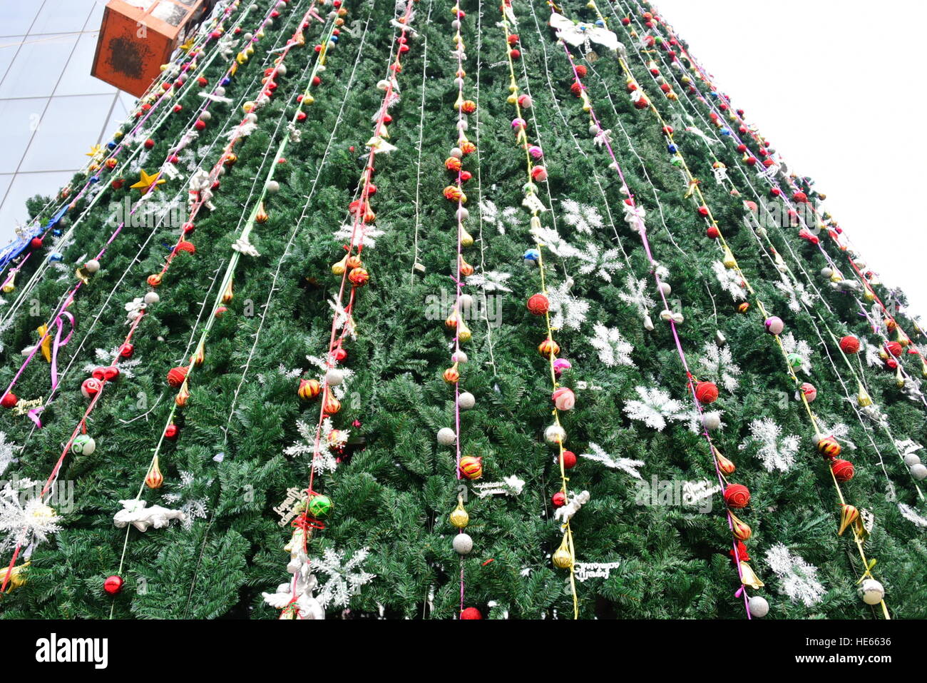 Zhengzhou, Chine. Dec 18, 2016. .Les 20 mètres de haut montre l'arbre de Noël en face d'un hôtel à Zhengzhou, capitale de la province du Henan en Chine centrale, Décembre 18, 2016. L'arbre de Noël est décoré de 1 225 petites lumières, coûtant plus de 100 000 yuan. © SIPA Asie/ZUMA/Alamy Fil Live News Banque D'Images