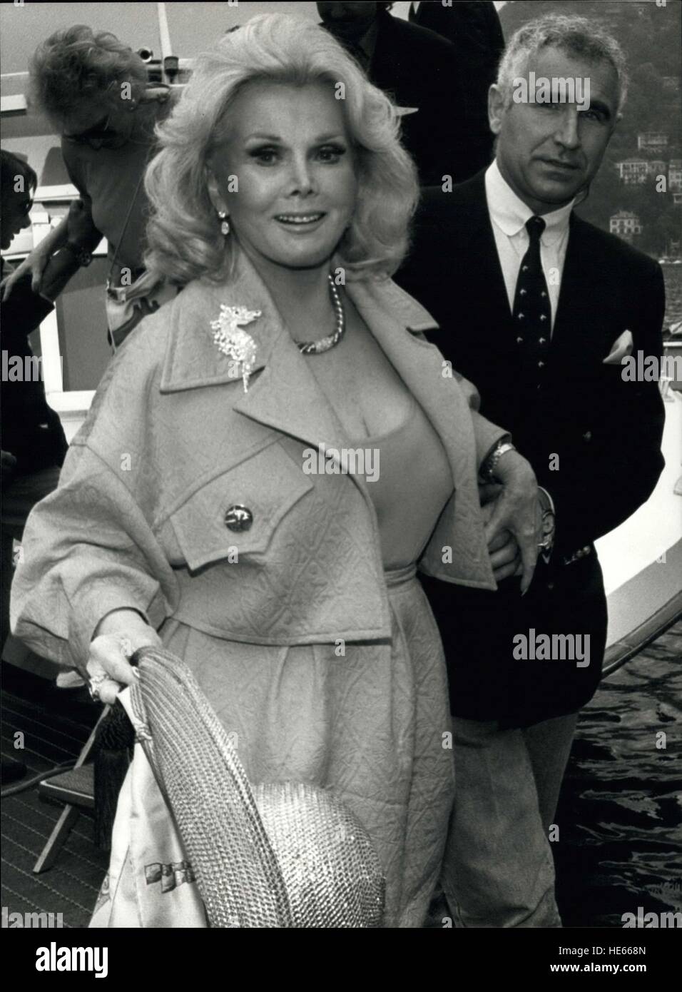 ZSA Zsa Gabor (née Sari Gabor, Février 6, 1917 - décembre 18, 2016) était une actrice et socialite. Hungarian-American Miss Hongrie en 1936 a émigré aux USA en 1941, et est devenue une actrice. En dehors de sa carrière d'actrice, Gabor était surtout connue pour son style de vie extravagant, Hollywood glamour de la personnalité et ses nombreux mariages. Elle a eu neuf épouses, y compris magnat d'hôtel Conrad Hilton et l'acteur George Sanders. Sur la photo : Jun 20, 1991 - Campione, Italie - Zsa Zsa Gabor et son neuvième mari le prince Frederick von Anhalt après un voyage en bateau sur le lac de Côme. (Crédit Image : © Keystone P Banque D'Images