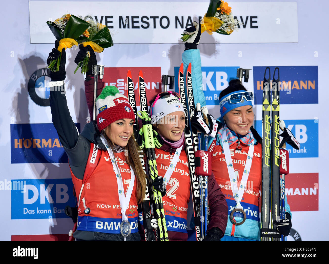 Prix : à Nove Mesto, en République tchèque. 25Th Dec 2016. De gauche à droite : Dorothea Wierer classé deuxième de l'Italie, prix Jean Chevalier de la France et de la Russie après Tatiana Akimova le World Cup Biathlon Poursuite de Nove Mesto, République tchèque gratuit, le 17 décembre 2016. © Lubos Pavlicek/CTK Photo/Alamy Live News Banque D'Images