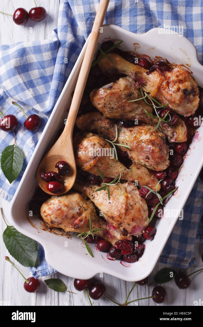 Cuisses de poulet au four à la sauce aux cerises et au romarin close up. vertical vue d'en haut Banque D'Images