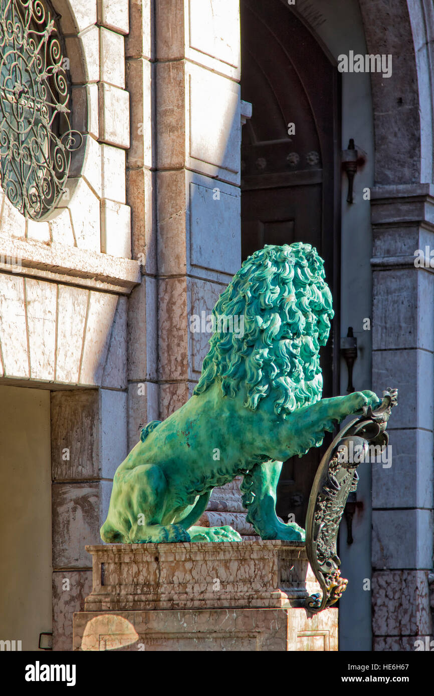 Statue de Lion à l'entrée de la Residenz, Munich Banque D'Images