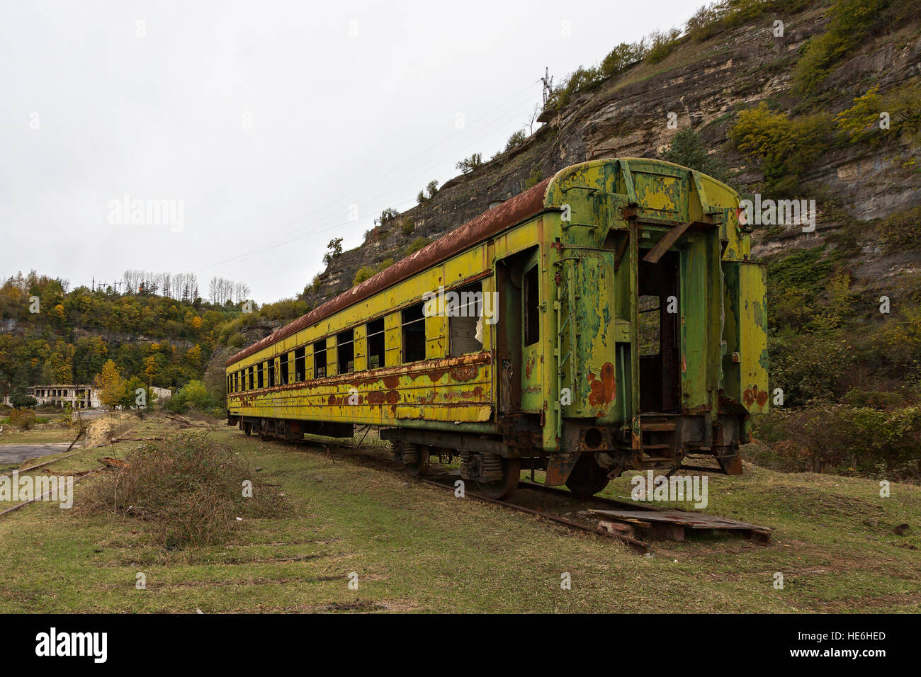 Vieille locomotive dans le Caucase, en Géorgie. Banque D'Images