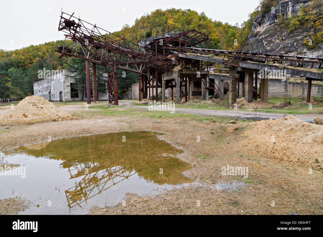 Abandon de l'installation soviétique de tri et de lavage du sable dans le Caucase, en Géorgie. Banque D'Images