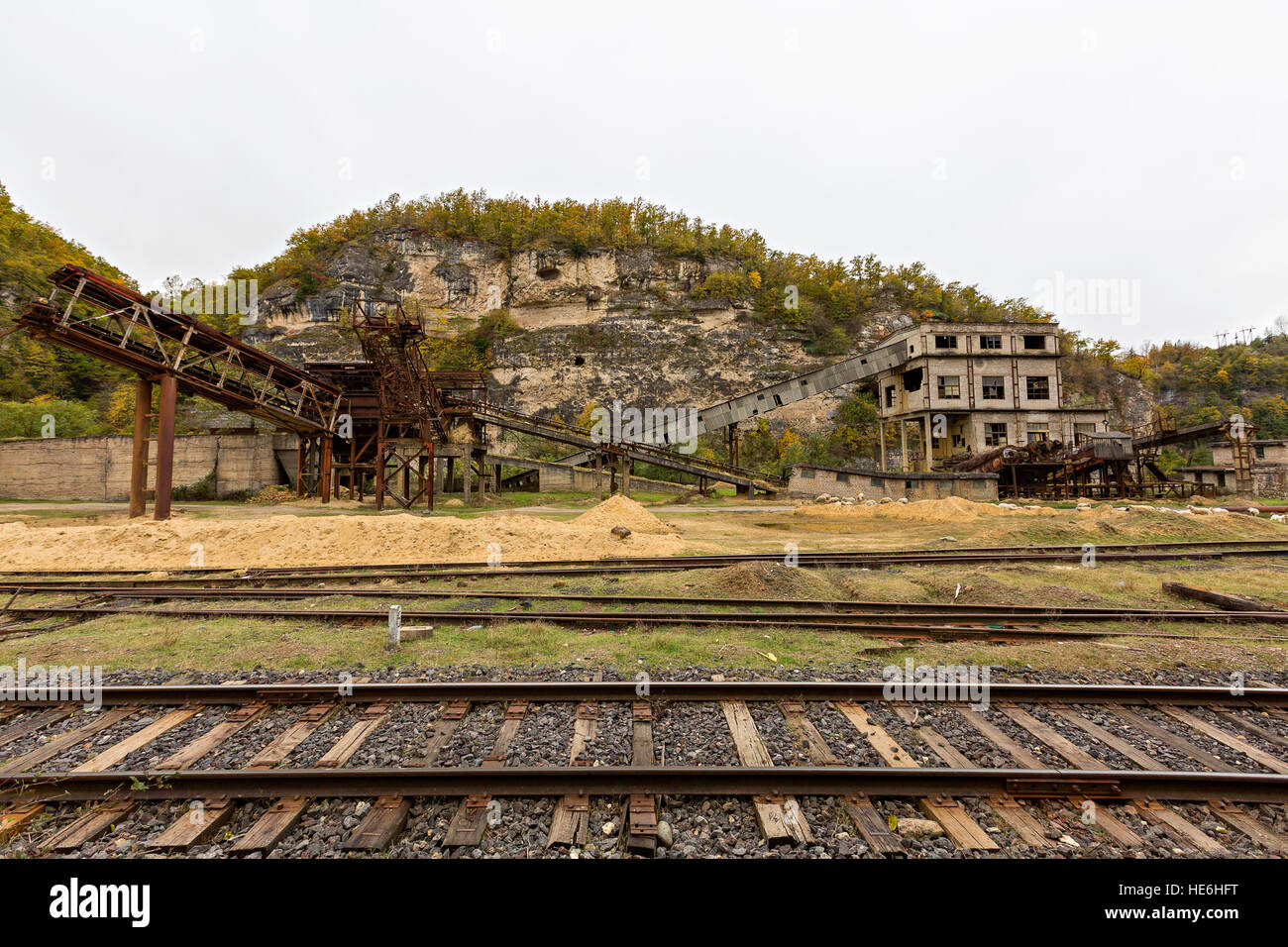 Ancienne voie ferrée abandonnée et sable soviétique lave-factory dans le Caucase, en Géorgie. Banque D'Images
