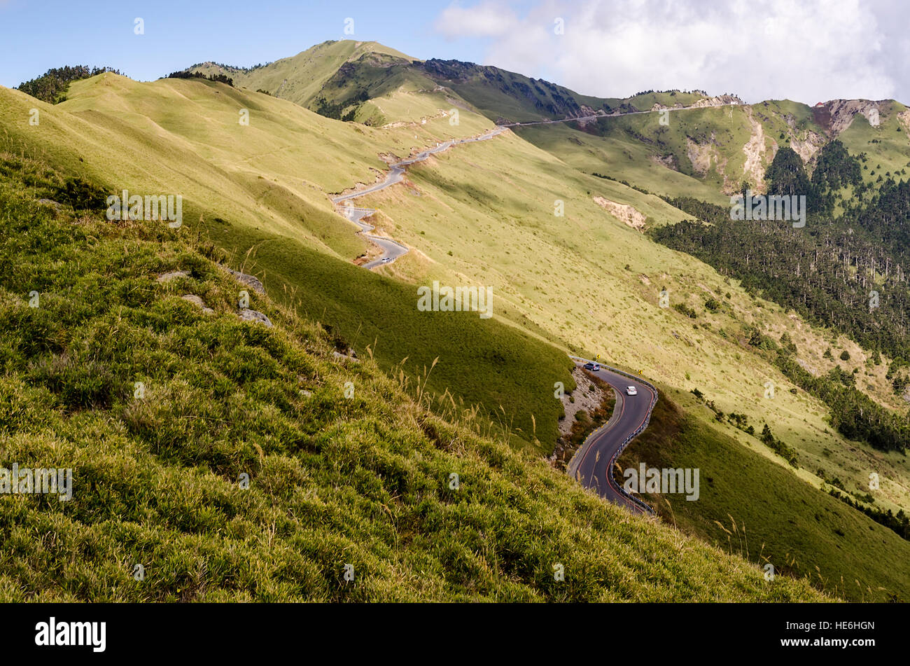 Lorsque sur la route, votre attention se concentre sur le prochain virage, l'obsédé-selfies pilotes parking au milieu de la voie et les conduit par maniacs p Banque D'Images