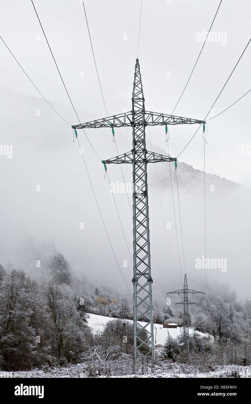 Lignes électriques par une journée brumeuse et enneigée dans les montagnes du Caucase, en Géorgie Banque D'Images