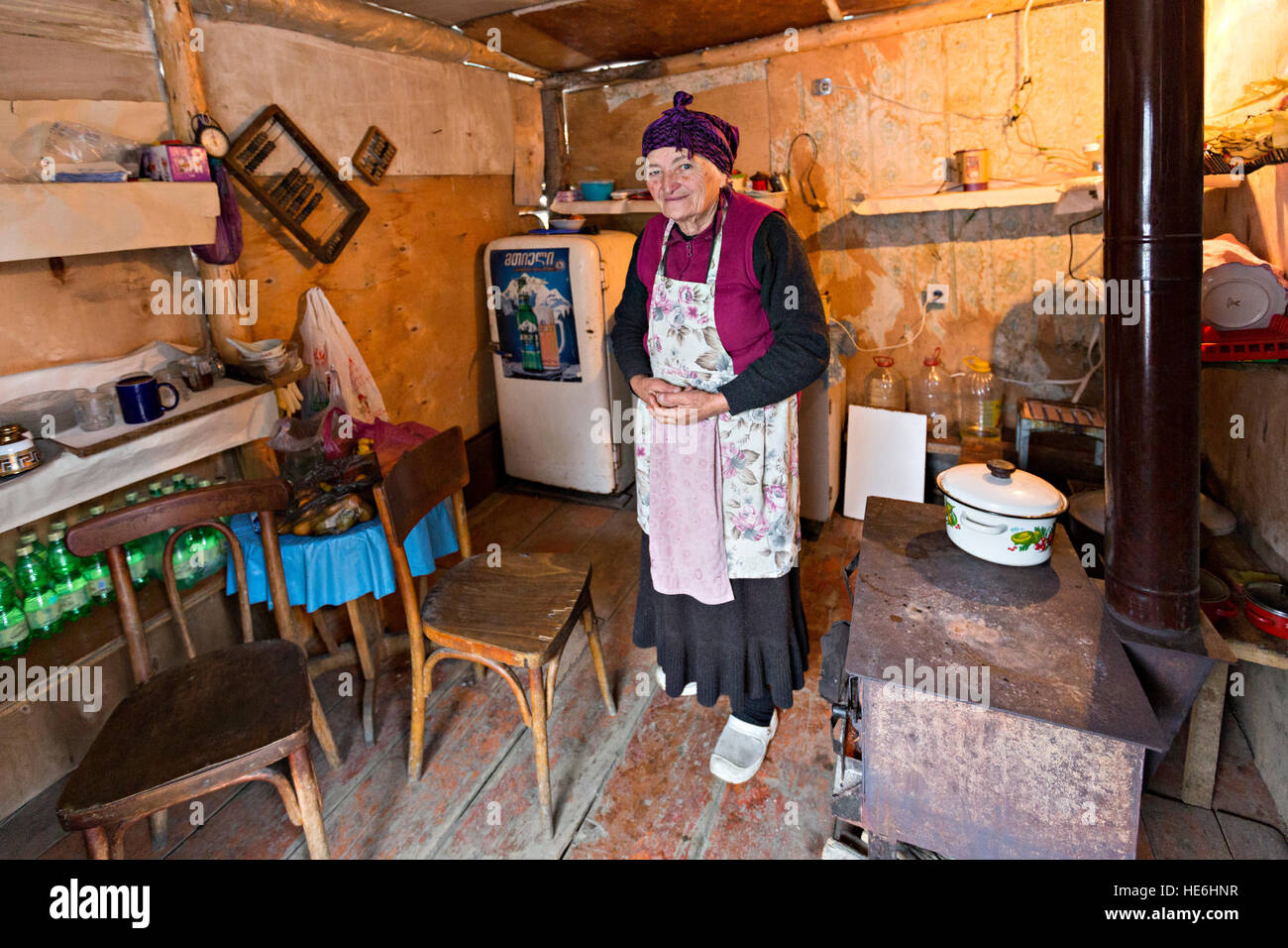 Femme géorgienne âgée dans sa cuisine, à Ushguli, en Géorgie. Banque D'Images