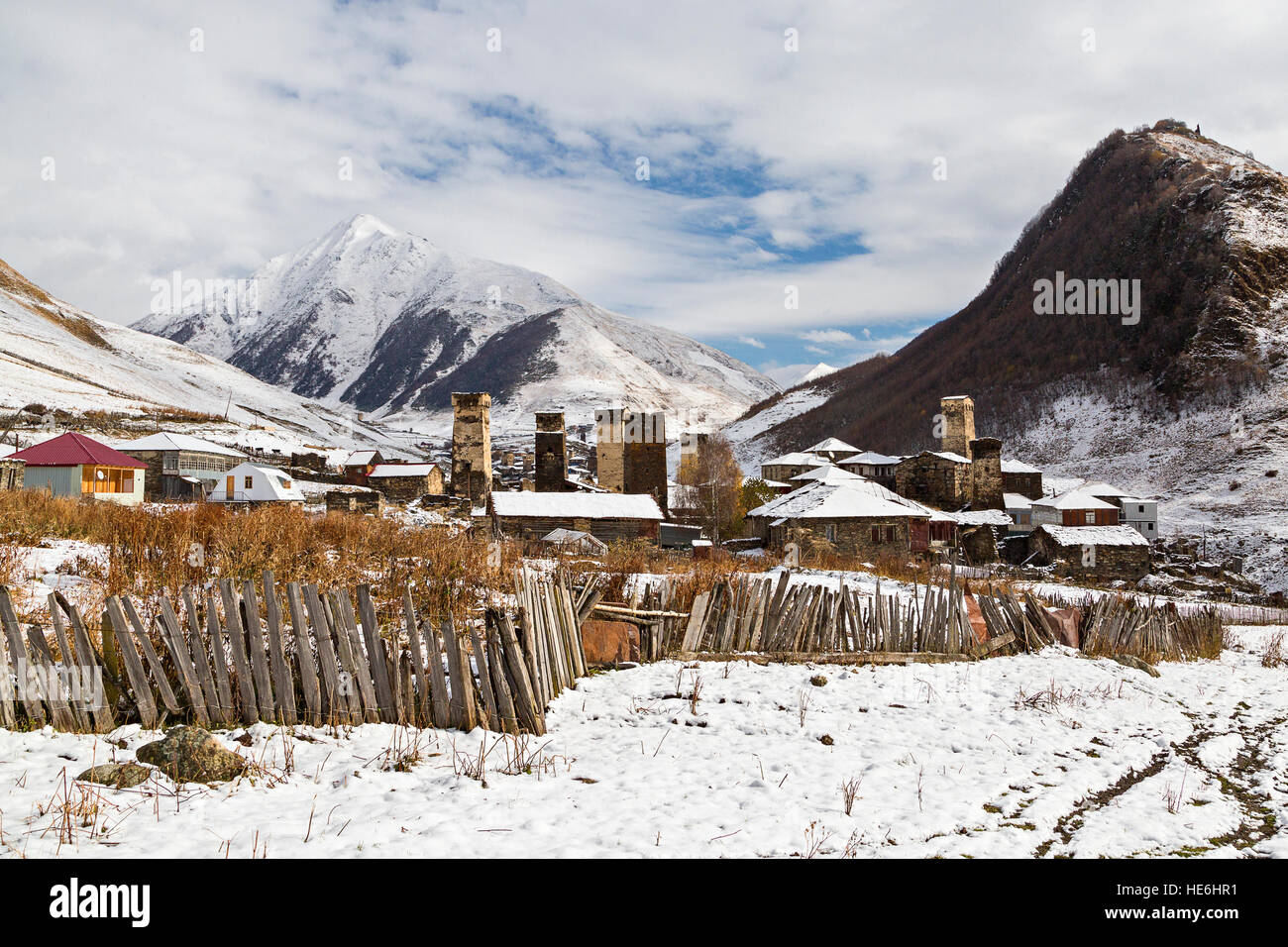 Village de montagne d'Ushguli dans le Caucase, en Géorgie. Banque D'Images