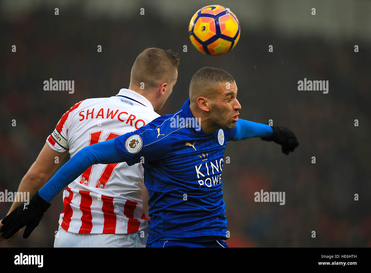 De Stoke City Ryan Shawcross (à gauche) et Leicester City's Islam Slimani bataille pour la balle en l'air au cours de la Premier League match au stade de Bet365, Stoke. Banque D'Images