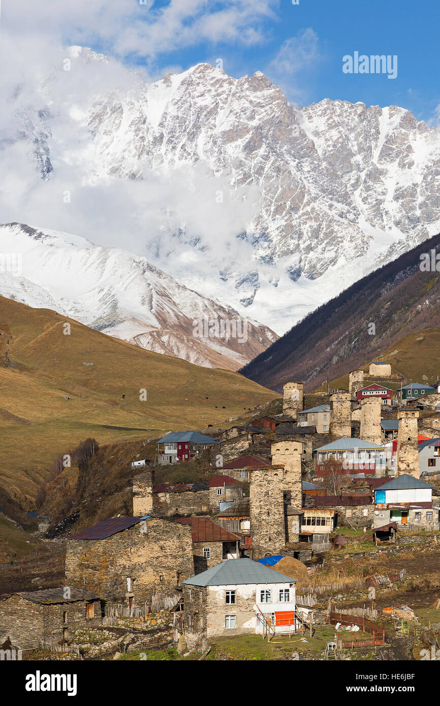 Village Ushguli, montagnes du Caucase, en Géorgie. Banque D'Images