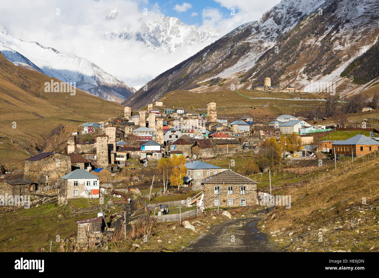 Village Ushguli dans les montagnes du Caucase en Géorgie. Banque D'Images