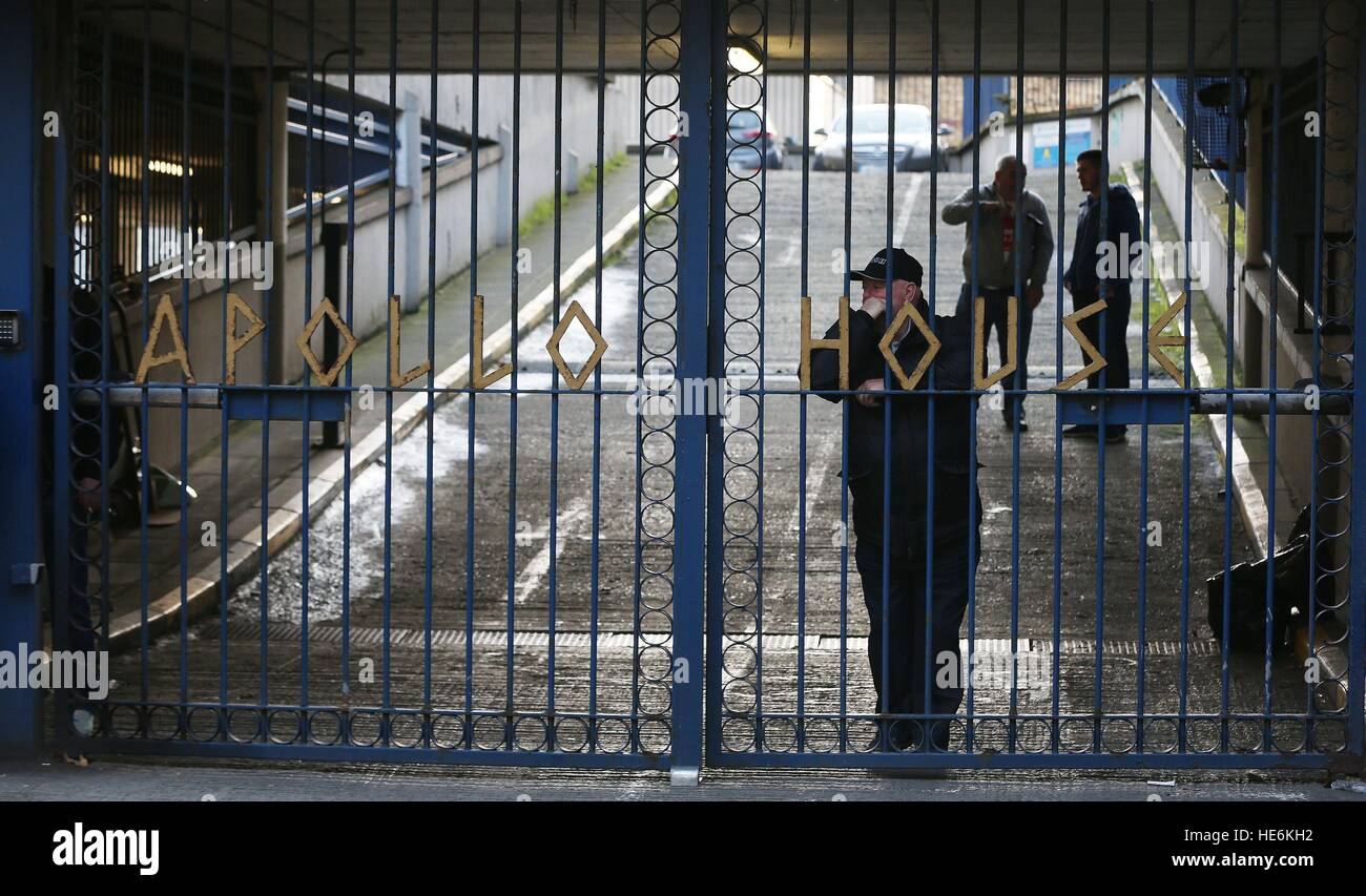 Les gens se tenir derrière les portes de l'Apollo House, un immeuble de bureaux vacants dans le centre-ville de Dublin qui a été occupé par les sans-abri de groupe d'activiste 'Home Sweet Home'. Banque D'Images