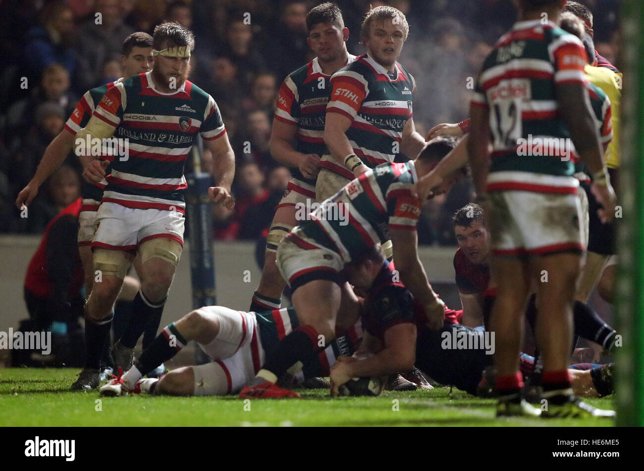 Le Munster Niall Scannell marque un essai au cours de l'European Champions Cup, la piscine un match à Welford Road, Leicester. Banque D'Images