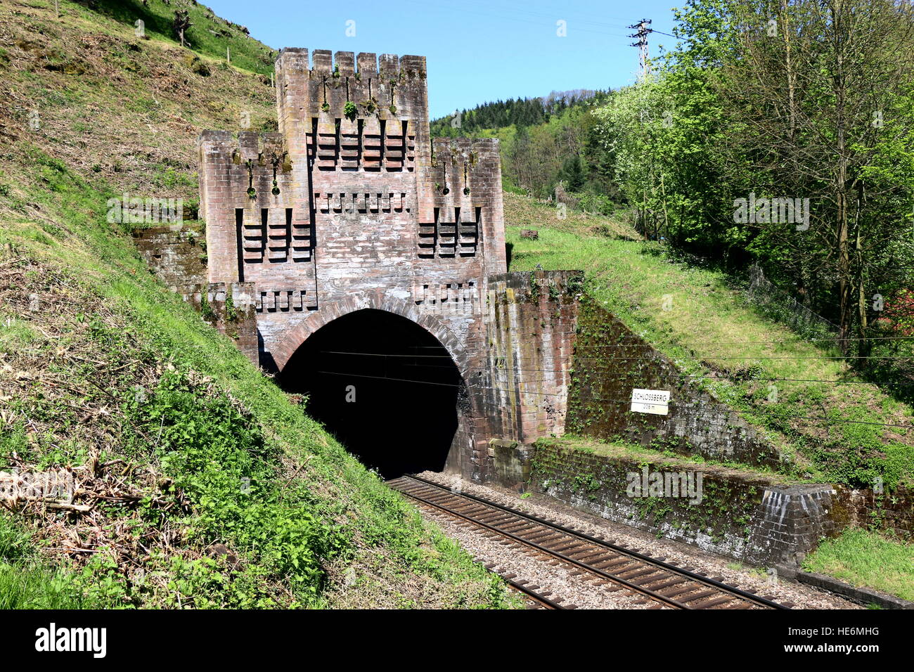 Entrée d'une vieille brique ouvragée, tunnel ferroviaire, de l'Allemagne. Banque D'Images