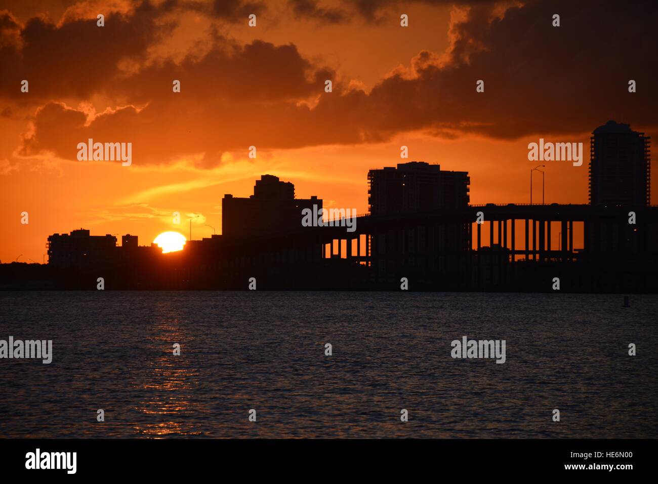 Coucher du soleil de Miami avec pont Rickenbacker et bâtiments à l'arrière, Biscayne Bay Banque D'Images