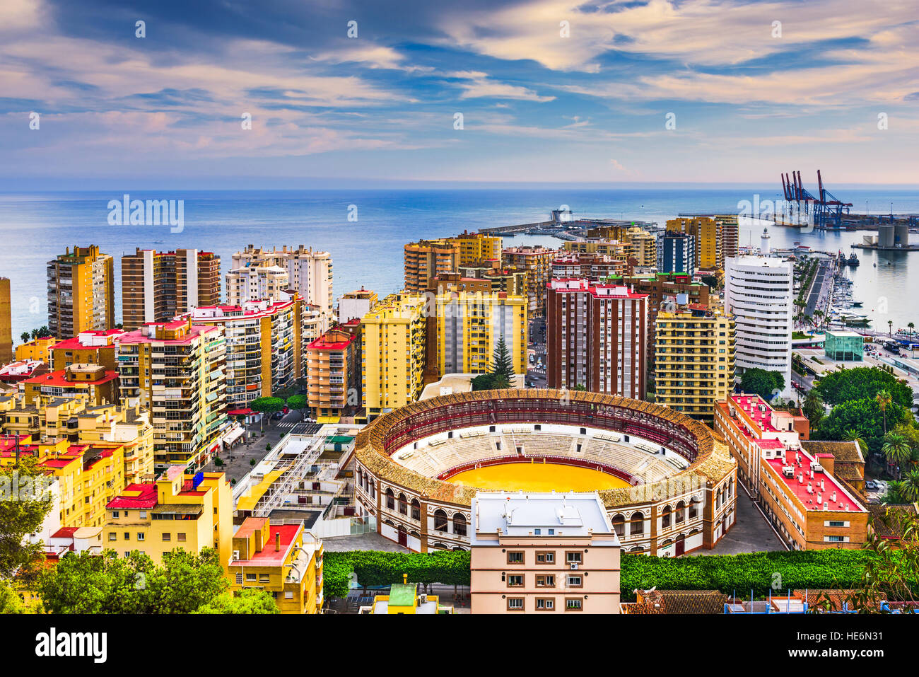 Malaga, Espagne skyline vers la mer Méditerranée. Banque D'Images
