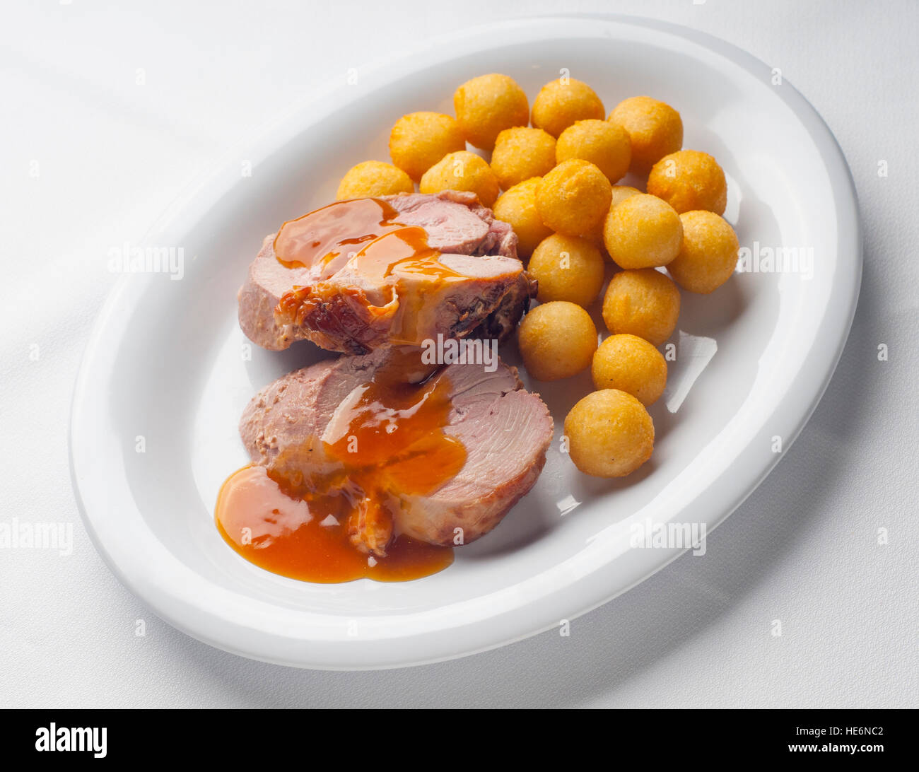 Rôti de dinde plat avec une sauce aigre-douce et de la pomme de terre Banque D'Images