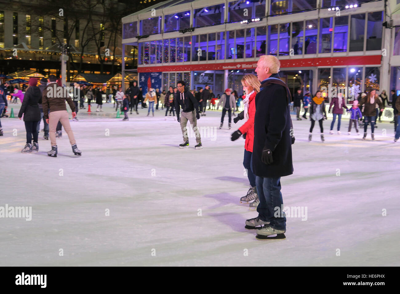 La patinoire à la Bank of America Village d'hiver à Bryant Park, New York City, USA Banque D'Images