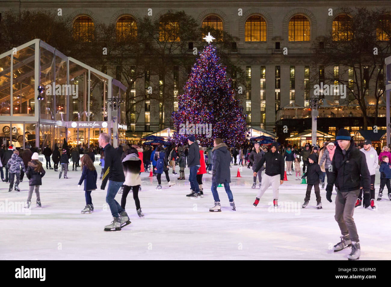 La patinoire à la Bank of America Village d'hiver à Bryant Park, New York City, USA Banque D'Images
