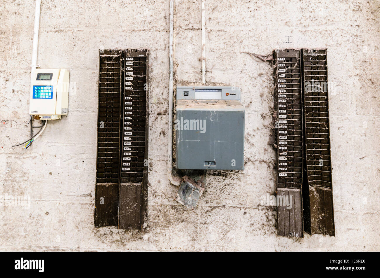 Pointage dans time machine à une usine abandonnée Banque D'Images