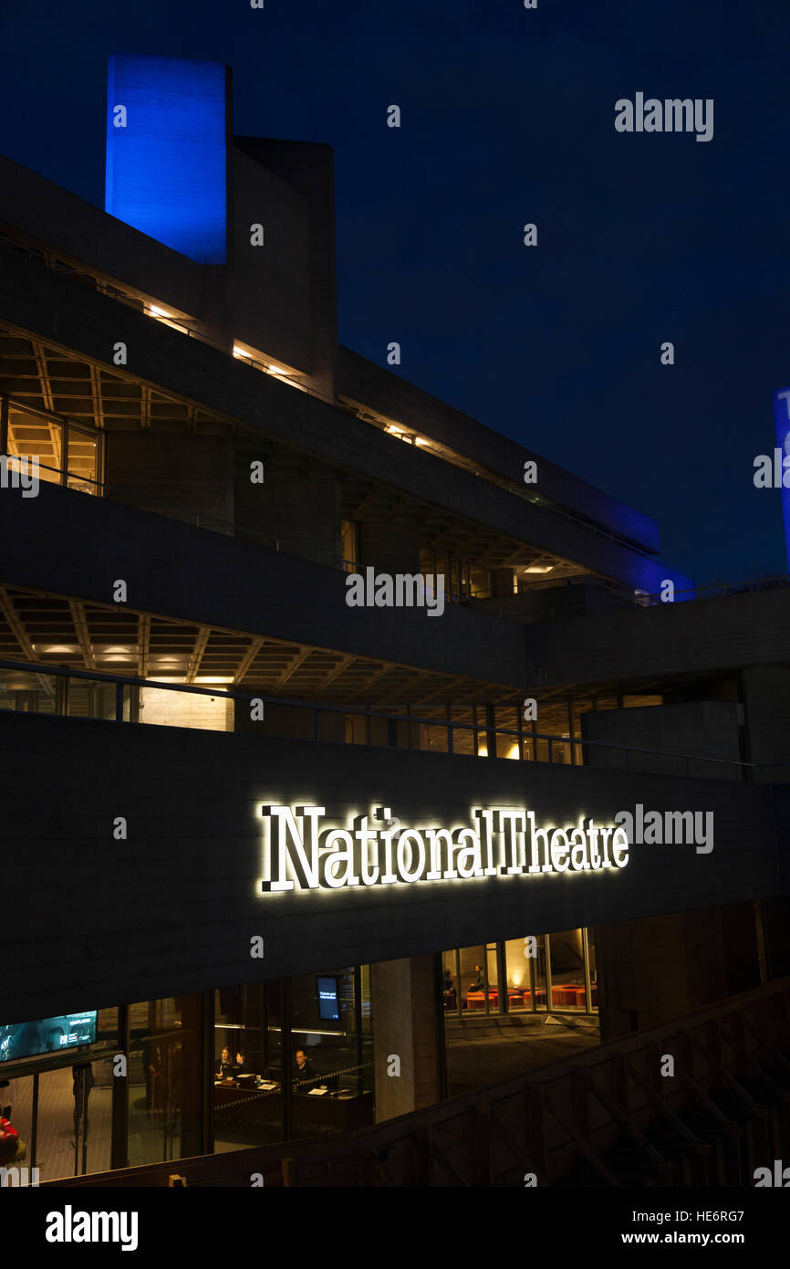 Théâtre National, Southbank, Londres, Royaume-Uni. Par nigtht. Banque D'Images