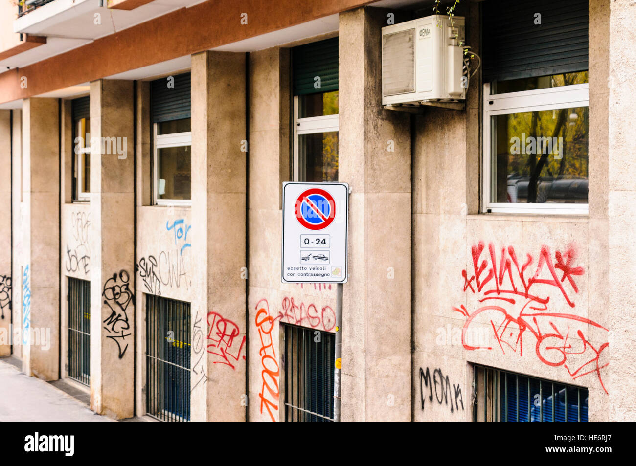Graffiti sur le mur d'un bâtiment à Milan, Italie. Banque D'Images