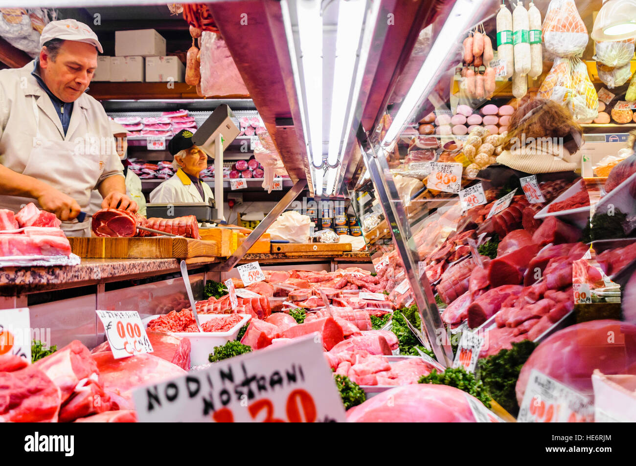 Un boucher italien prépare la viande dans son magasin. Banque D'Images
