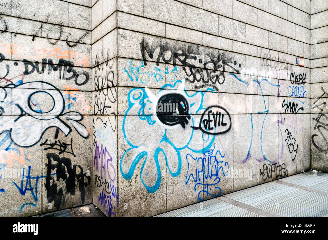 Graffiti sur le mur d'un bâtiment à Milan, Italie. Banque D'Images