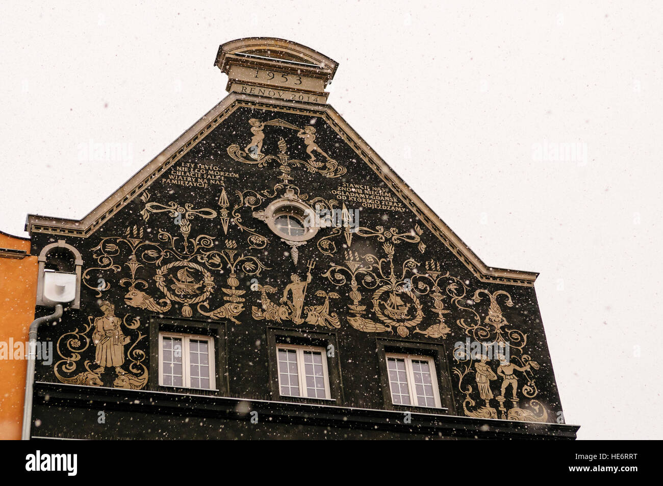 Tuyère d'richement décoré en mur pignon, Dluga Targ Dlugi, Gdansk avec snow Banque D'Images
