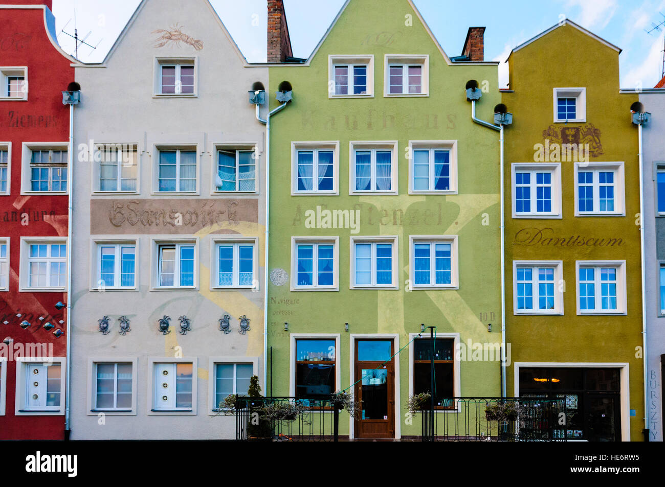 Les bâtiments multicolores le long de la berge, Gdansk Banque D'Images