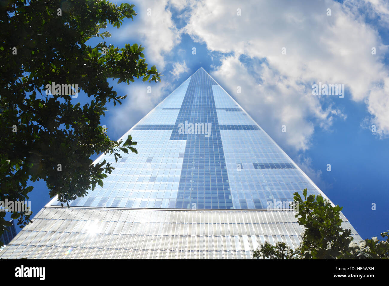 Gratte-ciel de Manhattan New York avec ciel bleu et nuages Banque D'Images