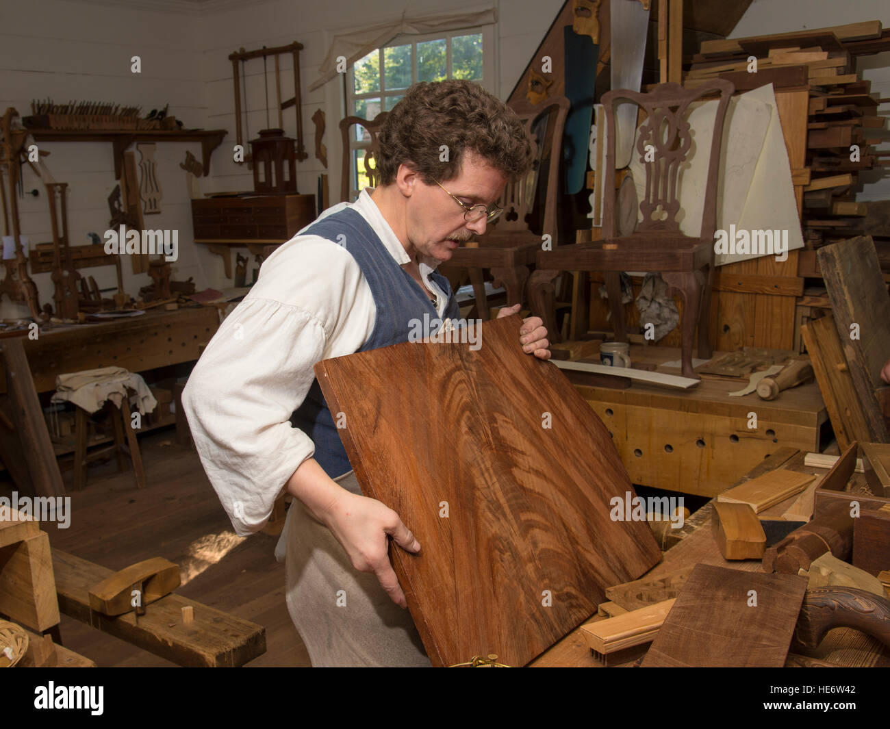 Artisan ébéniste interprète dans Williamsburg Colonial shop démonstration outils et techniques du 18e siècle. Banque D'Images