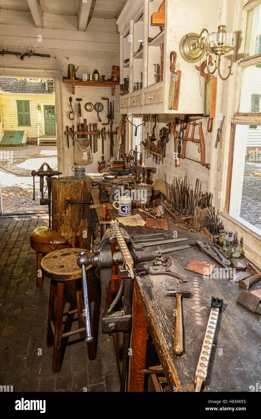 Workbench dans l'armurier Colonial Williamsburg shop. Banque D'Images