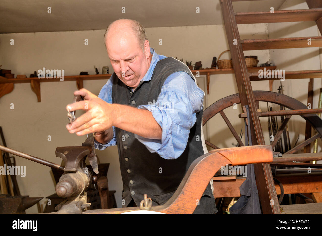 Artisan Interprète travaillant dans Williamsburg Colonial boutique armurier. Banque D'Images