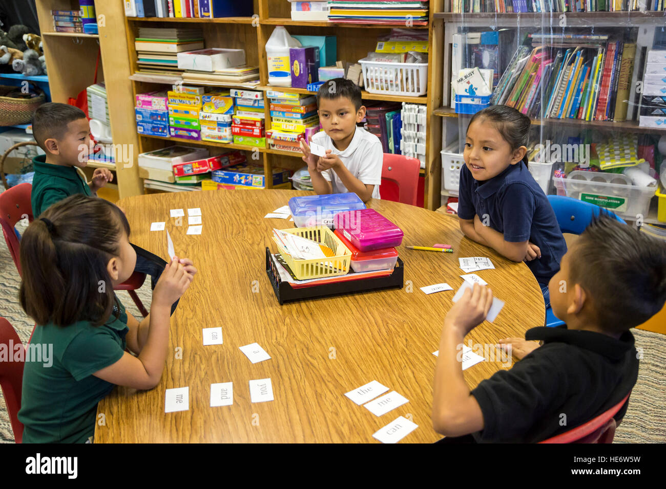 Thoreau, Nouveau Mexique - une classe de maternelle à saint Bonaventure Indian School, une école catholique sur la Nation Navajo. Banque D'Images