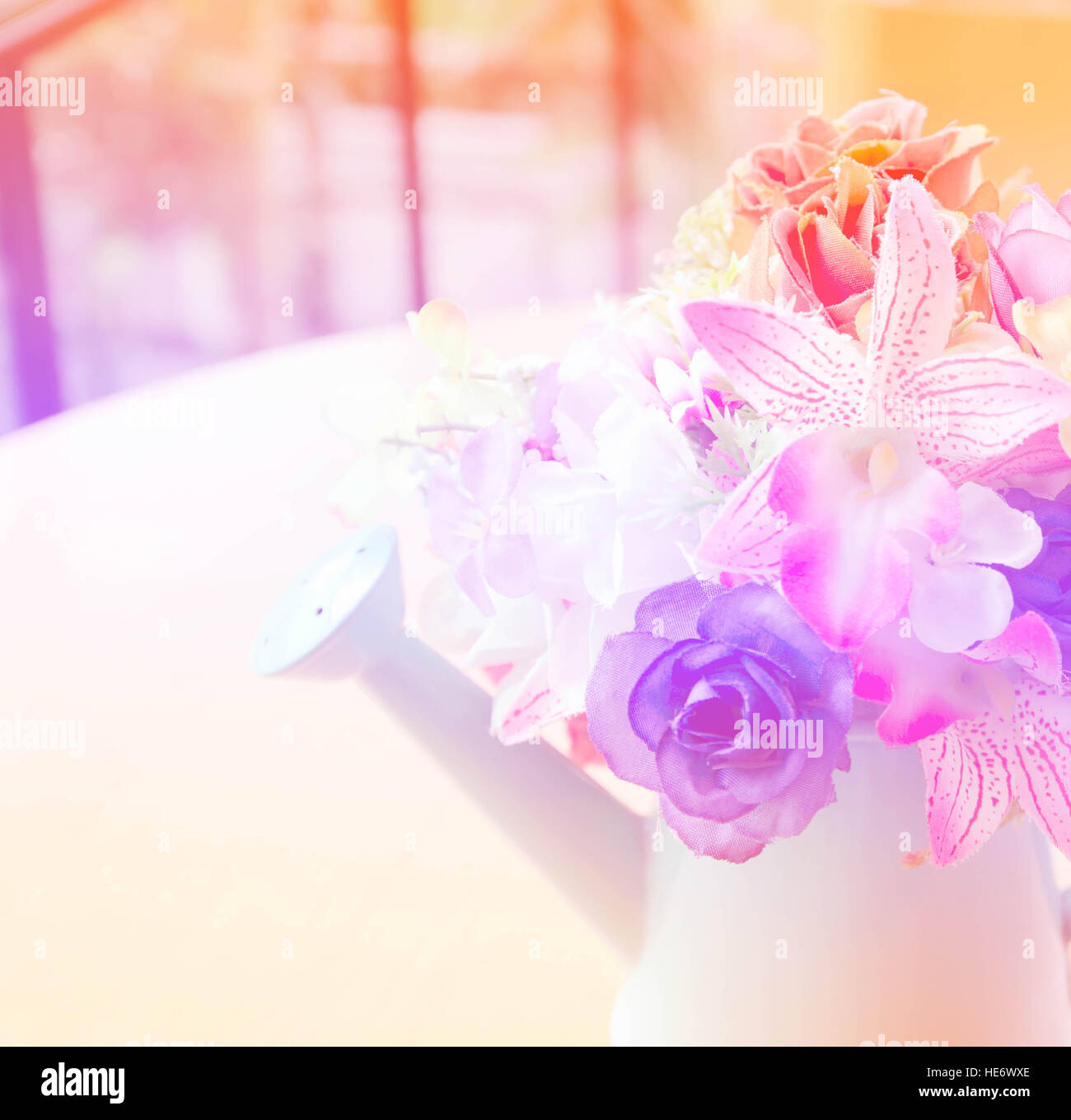 Belles fleurs artificielles avec des filtres de couleur Banque D'Images