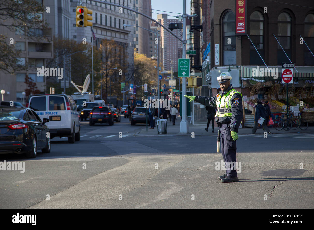 New York, États-Unis d'Amérique - 17 novembre 2016 : un noir de la circulation réglementation de la circulation dans le district de Lower Manhattan Banque D'Images