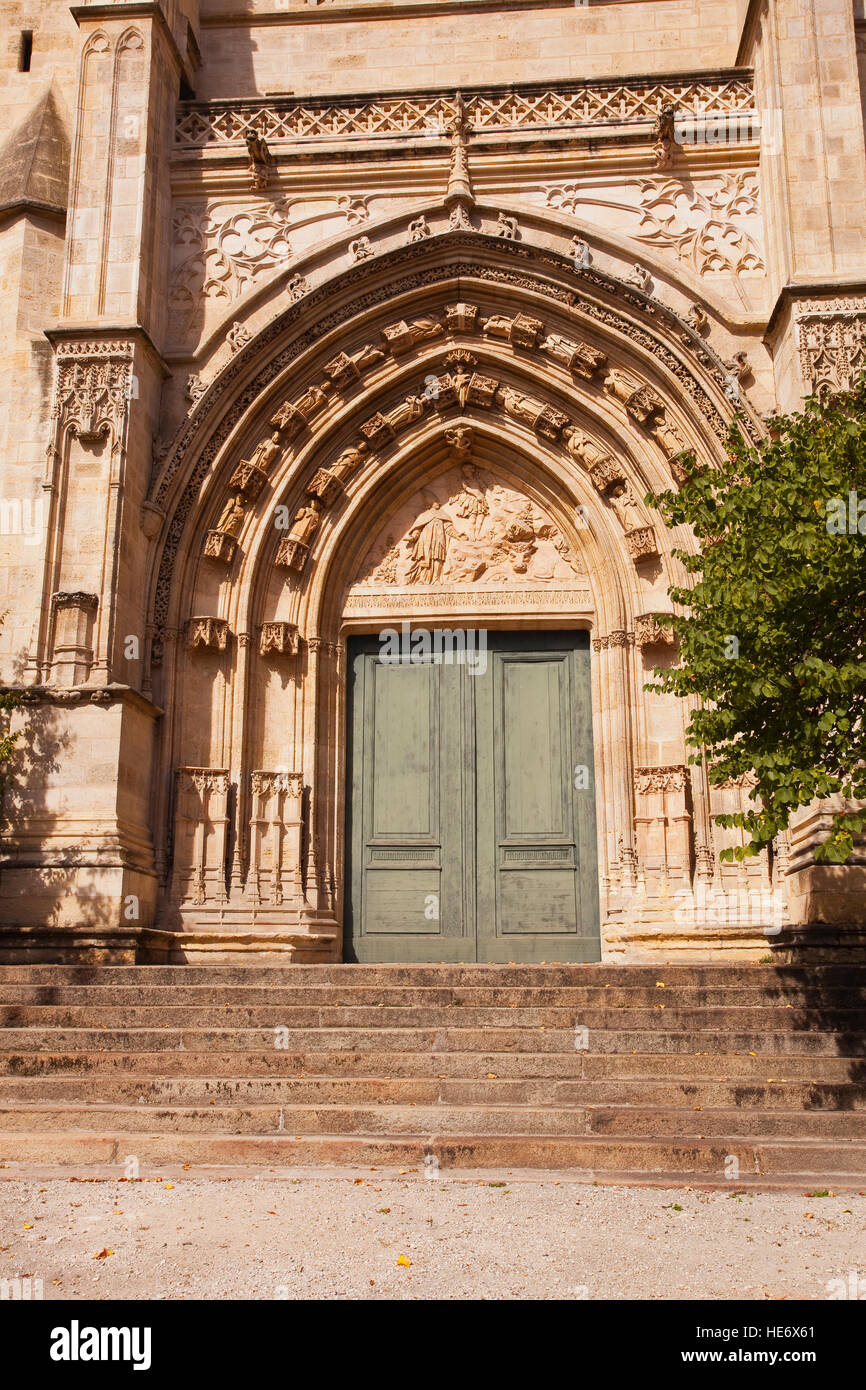 Un tympan de la Basilique Saint Michel à Bordeaux, France. Banque D'Images