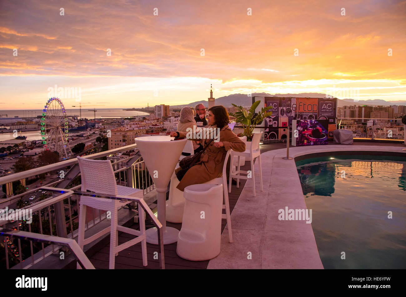 Terrasse sur le toit de l'établissement AC Hotel Malaga Palacio à Malaga, pendant le coucher du soleil, l'Andalousie, espagne. Banque D'Images